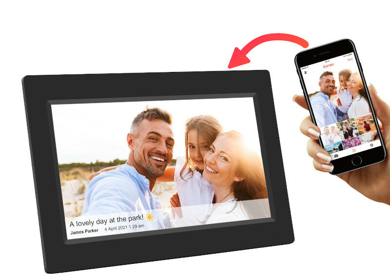 Cyfrowa ramka na zdjęcia wyświetlająca zdjęcie rodzinne, połączona ze smartfonem pokazującym więcej zdjęć.