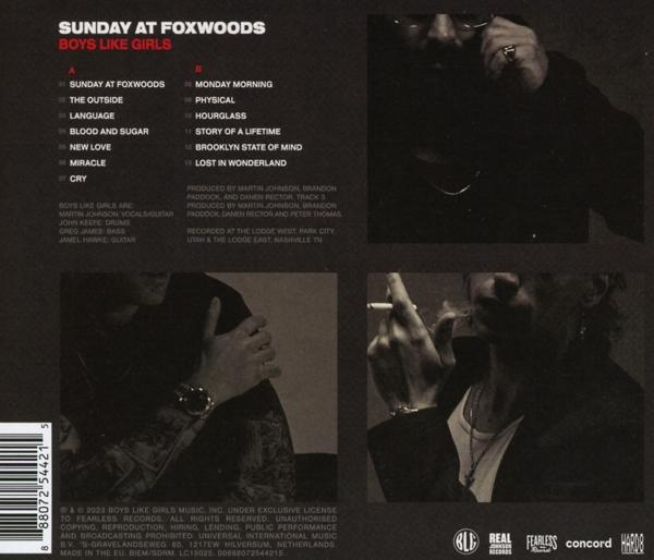 Albumcover 'Sunday at Foxwoods' von Boys Like Girls. Enthält Titelliste und Credits. Dunkler Hintergrund.