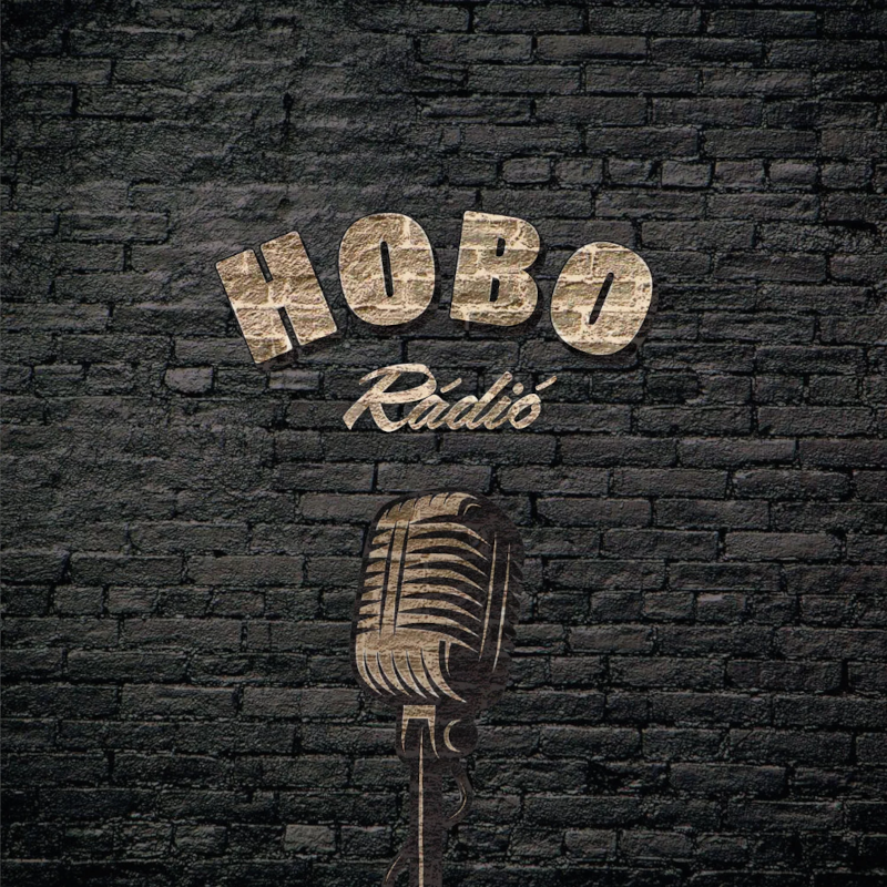 Egy téglából készült fal mikrofon illusztrációval. A "HOBO Radio" szöveg a mikrofon felett található.