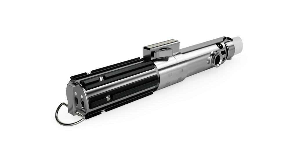 Srebrna rękojeść miecza świetlnego z czarnymi detalami i pierścieniem.