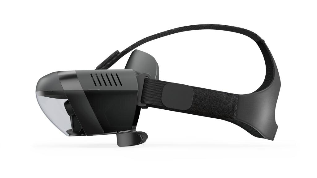 Czarny zestaw VR z przezroczystym wizjerem i regulowanym paskiem na białym tle.