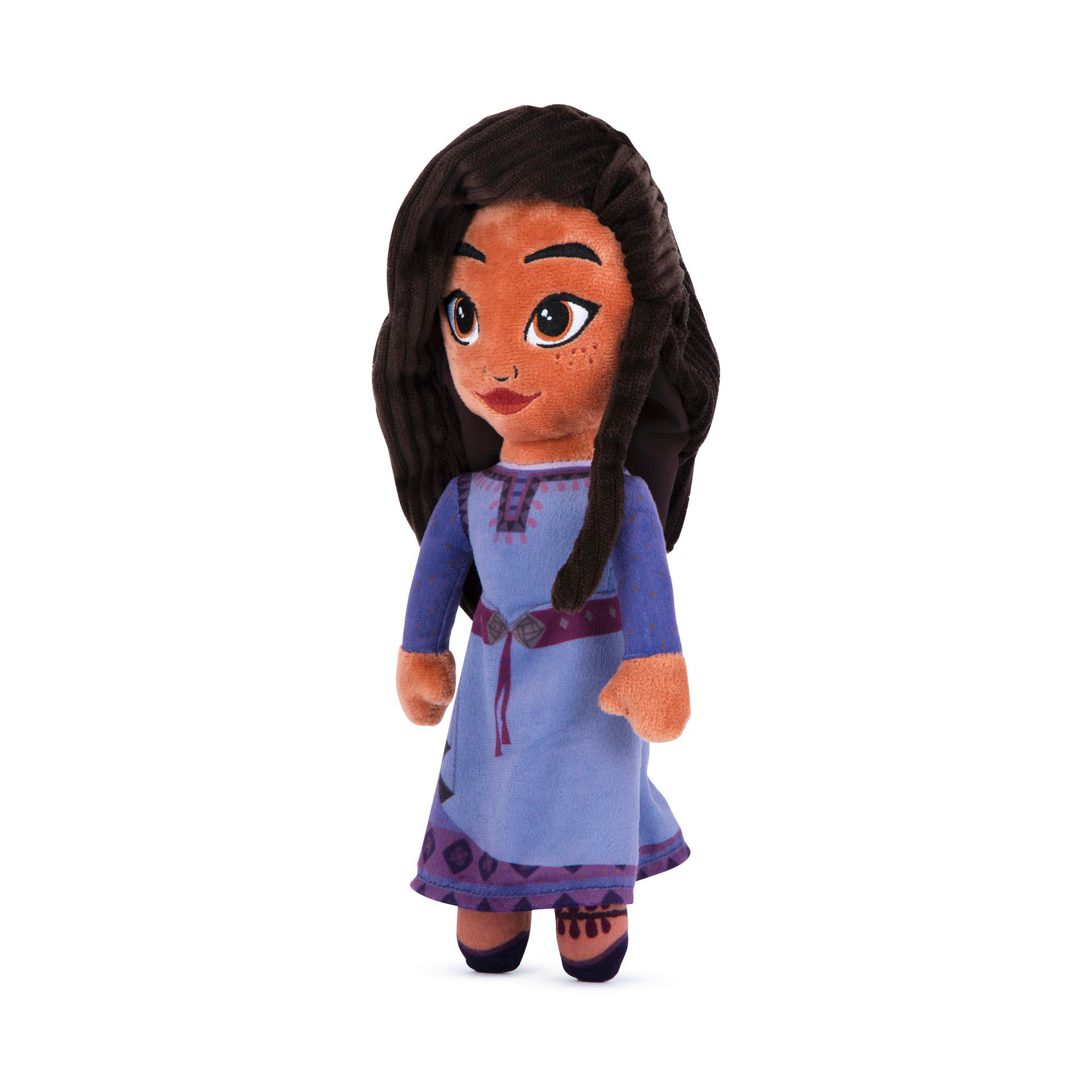 Eine Plüschpuppe eines Mädchens mit dunklem Haar und einem blauen Kleid steht vor weißem Hintergrund.