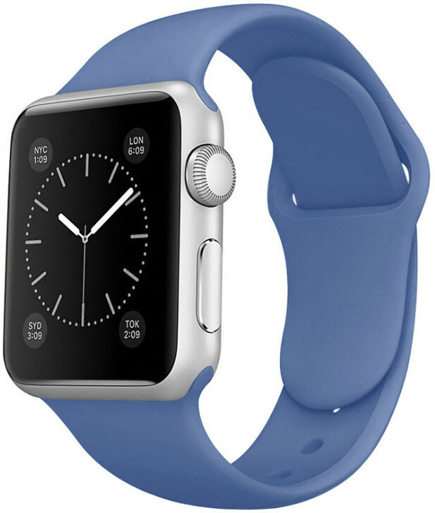 Srebrny Apple Watch z niebieskim paskiem. Tarcza zegarka pokazuje godzinę i nazwy miast na obrzeżach.