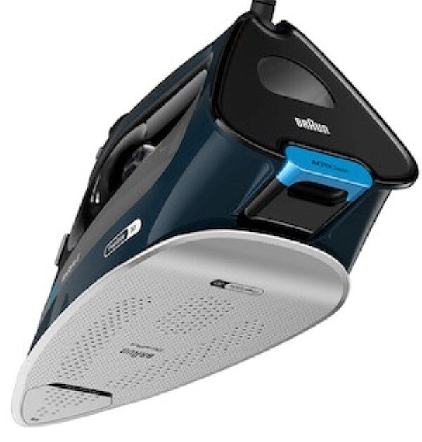 Niebiesko-czarne żelazko z białą stopą, skierowane w górę, na białym tle.