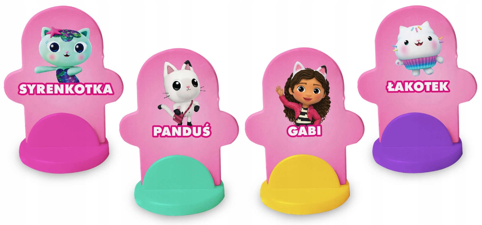 Cztery stojaki postaci z Domku dla Lalek Gabby z imionami postaci w kolorze różowym.
