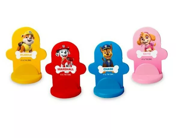 Cztery uchwyty na telefon z postaciami z Psiego Patrolu: żółty Rubble, czerwony Marshall, niebieski Chase, różowy Skye.