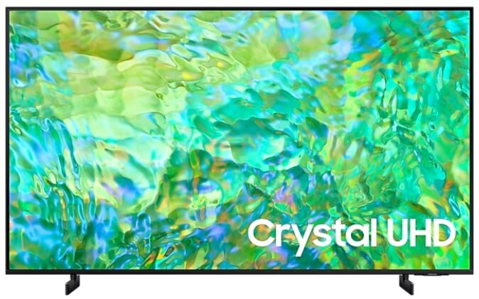 Duży, czarny telewizor z napisem 'Crystal UHD' na dole. Ekran wyświetla kolory zielony i żółty.