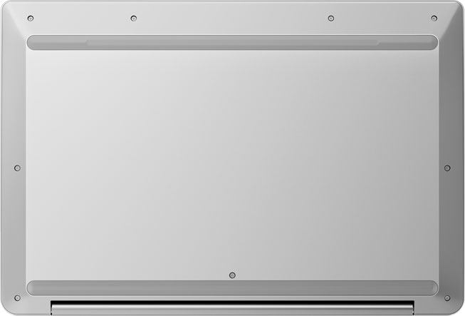 De onderkant van een zilveren laptop, met de ventilatie en de rubberen voetjes.