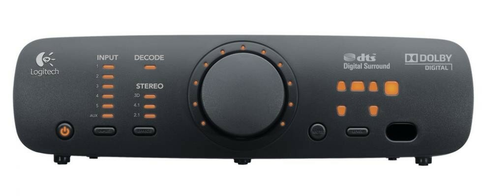 Czarny sprzęt audio Logitech. Przyciski wejściowe, centralne pokrętło i pomarańczowy przycisk zasilania.