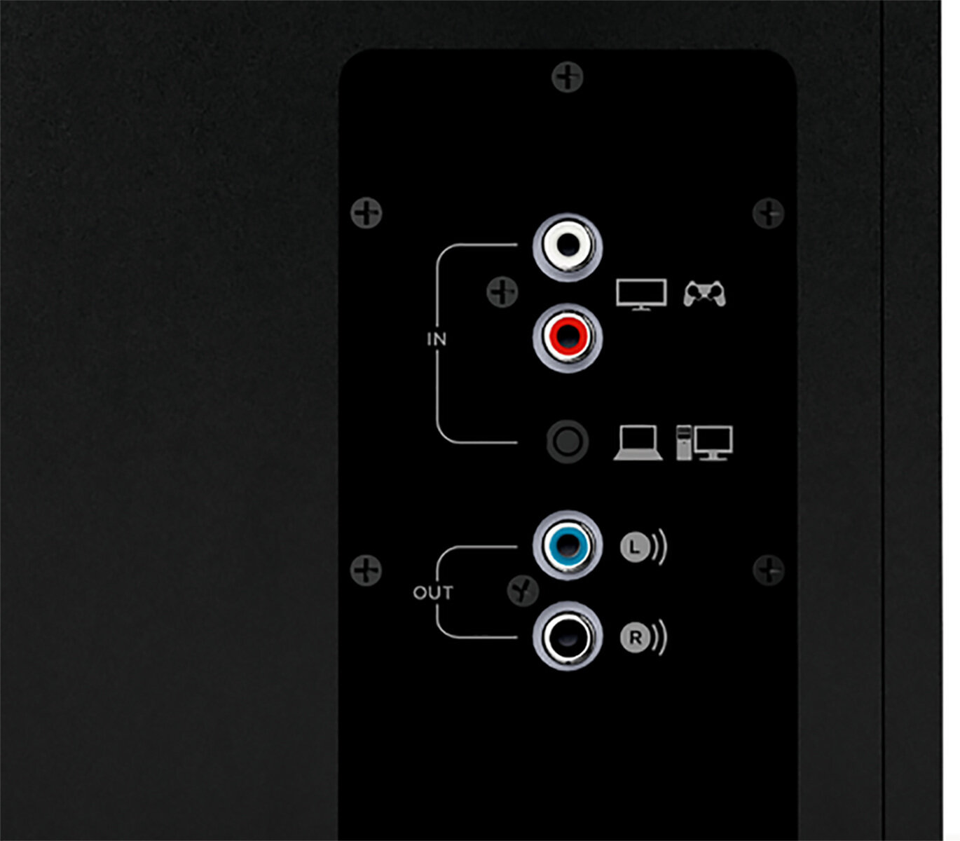 Tył czarnego głośnika z portami wejściowymi i wyjściowymi.