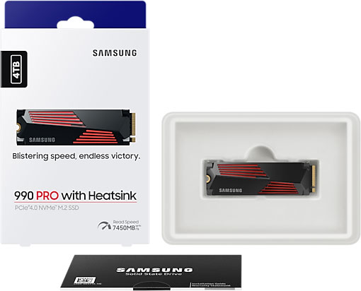 SSD in verpakking. Zwart en rood design met tekst. Verpakking en SSD op witte achtergrond.