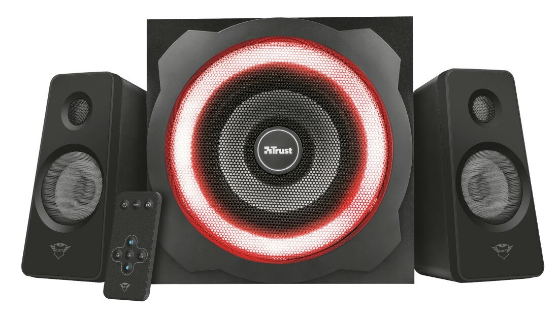 Czarny system głośników z podświetlanym na czerwono subwooferem i pilotem.