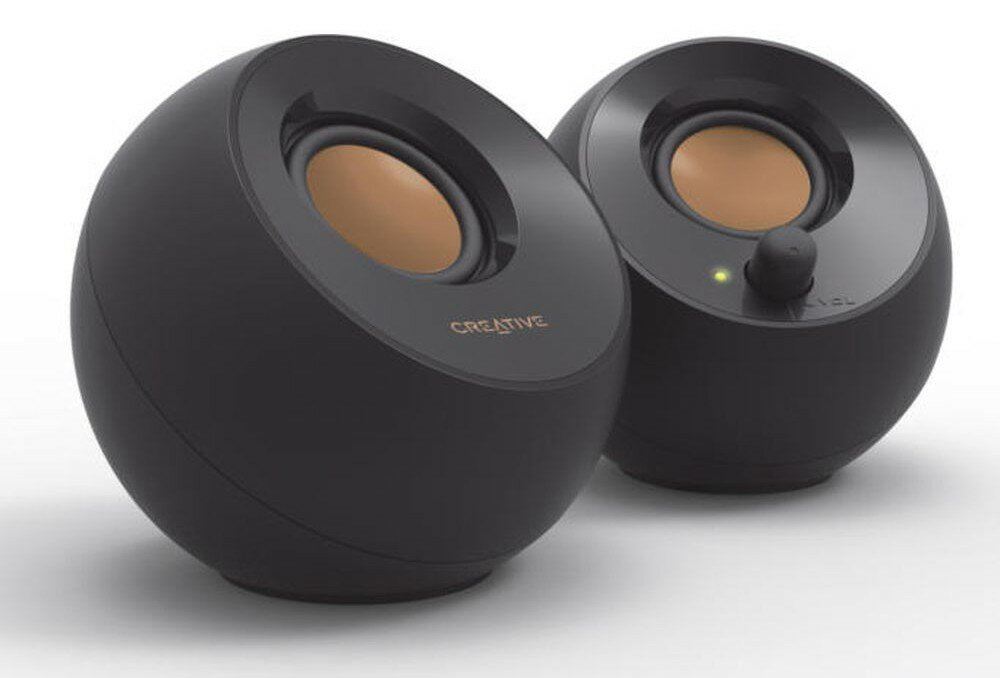 Dwa głośniki Creative w kształcie kuli. Są czarne z brązowymi stożkami głośnikowymi.