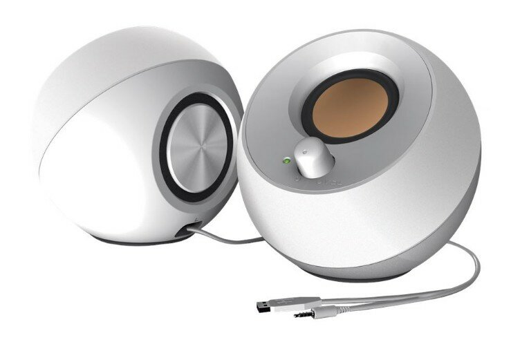 Dwa białe, kuliste głośniki ze srebrnym środkiem i połączeniem kablowym.