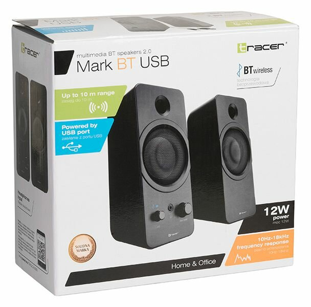 Głośniki w pudełku. Dwa czarne głośniki z białym pudełkiem z tekstem i obrazami.