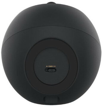 Czarne, kuliste urządzenie z przyciskiem z tyłu. Białe tło.