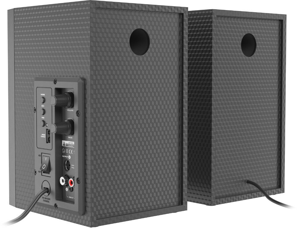 Dwa czarne głośniki. Widoczne tyły, z kontrolkami i portami. Jeden ma wpięty kabel zasilający.