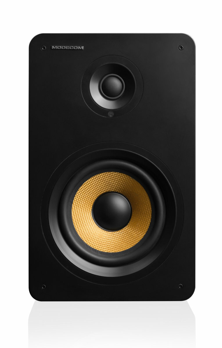 Czarny głośnik z żółtym środkiem i logo Modecom. Białe tło.