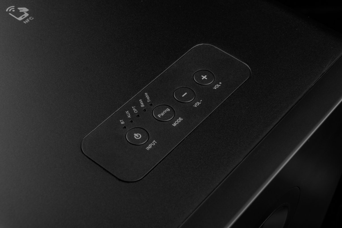 Czarny panel sterowania urządzenia. Przyciski wejścia, zasilania, parowania i regulacji głośności.