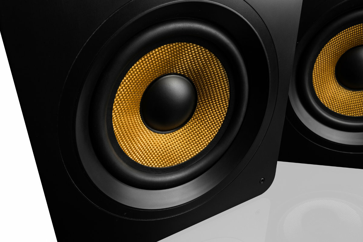 Dwa czarne głośniki z żółtymi membranami.