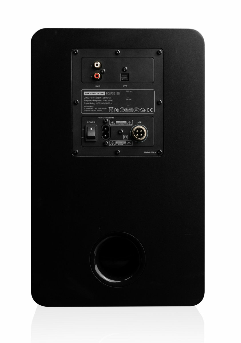 Tył czarnego subwoofera Modecom Eclipse 150 z widocznymi portami i złączami.