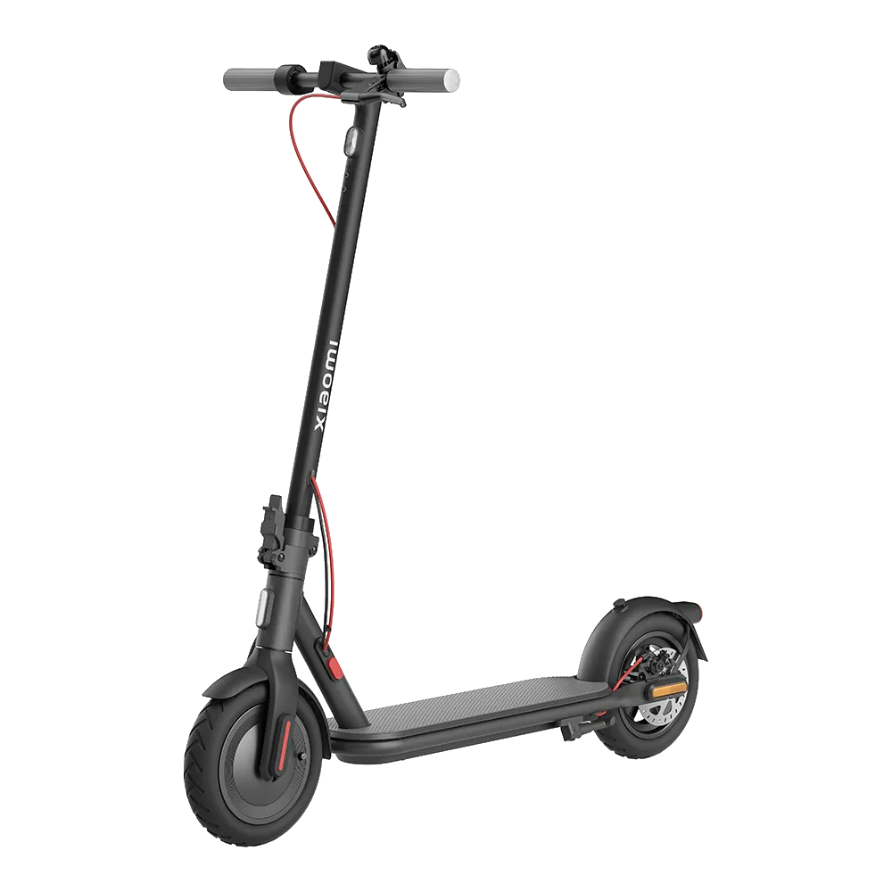 Ein schwarzer Elektroroller mit einem roten Kabel. Der Roller befindet sich auf weißem Hintergrund.