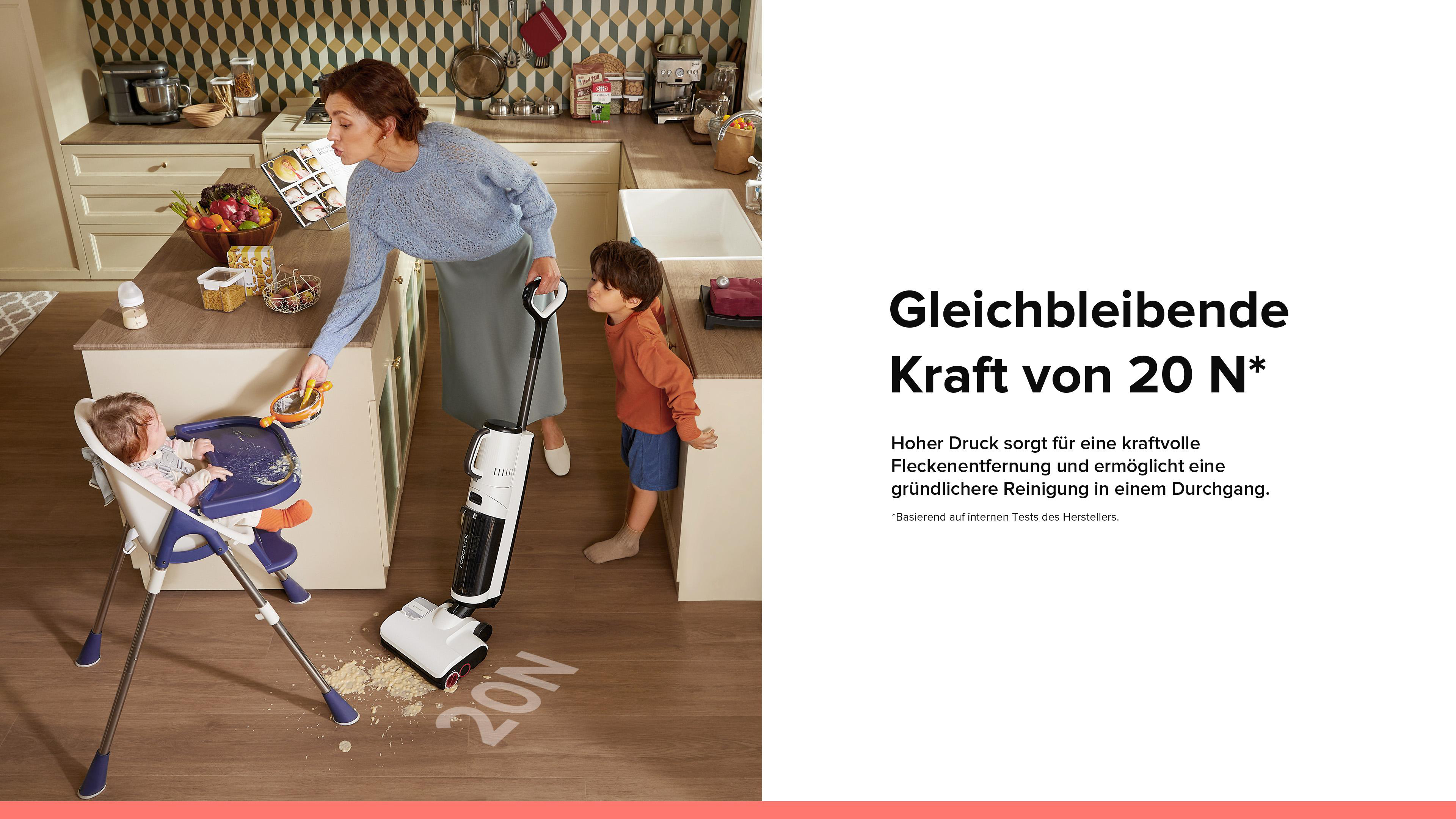 Eine Frau und zwei Kinder in einer Küche, ein Bodenreiniger im Einsatz, Text über Kraft.