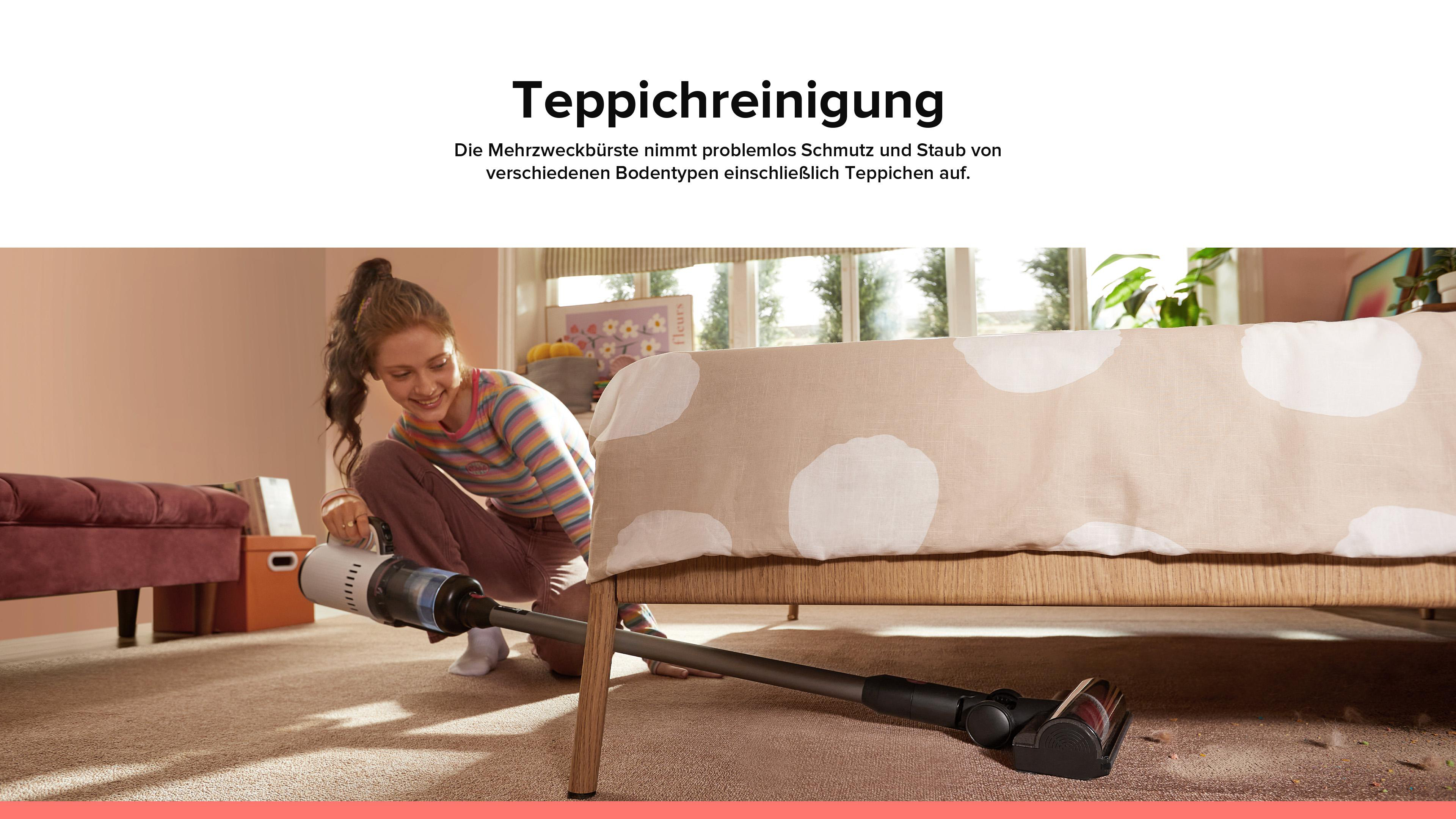 Eine Frau, die einen Teppich unter einem Bett mit Text darüber saugt.