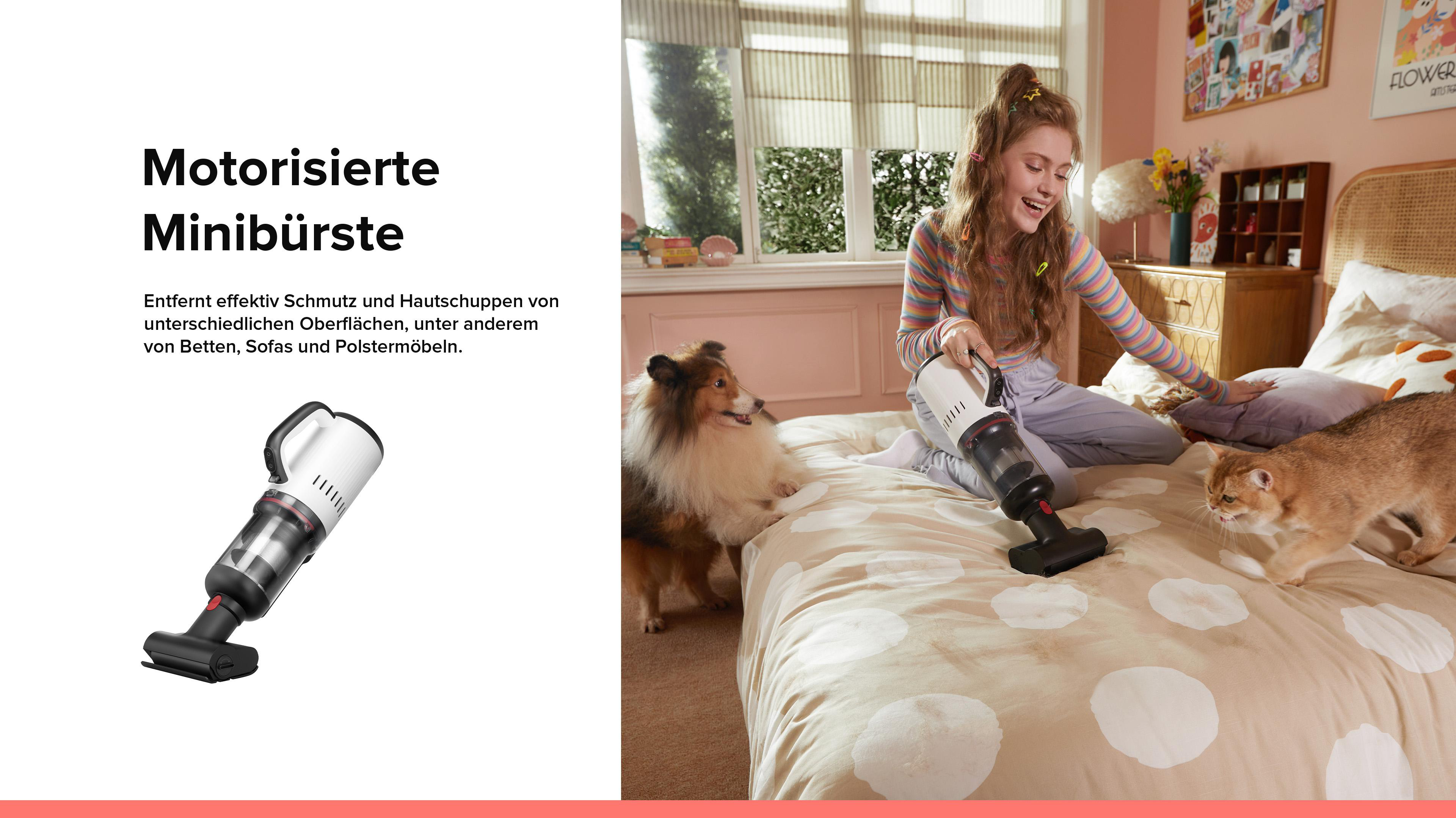 Eine Frau, die ein Bett staubsaugt, mit einem kleinen Hund und einer Katze in der Nähe. Text: 'Motorisierte Minibürste'.
