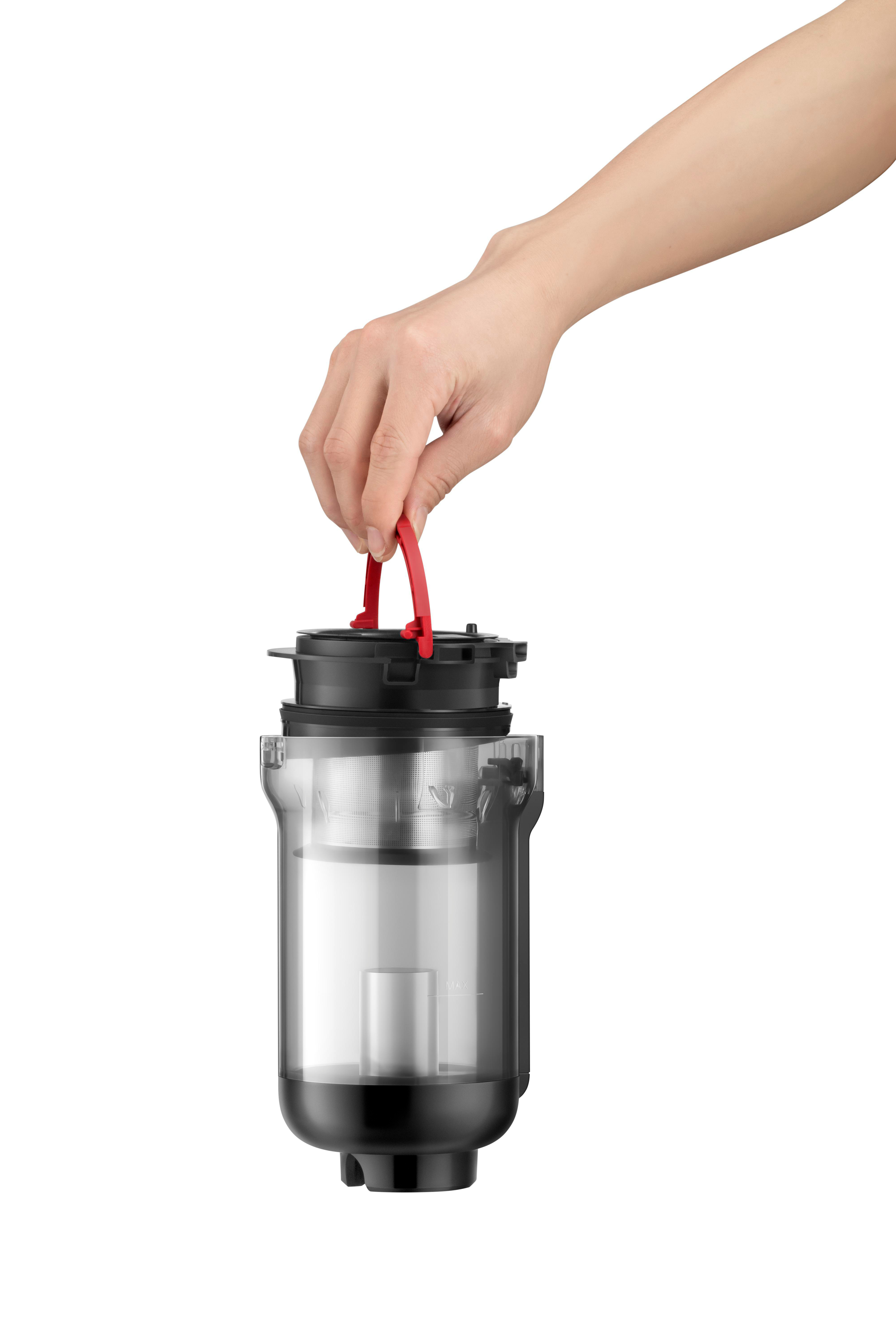 Eine Hand hält einen transparenten Staubbehälter eines Staubsaugers mit rotem Griff.