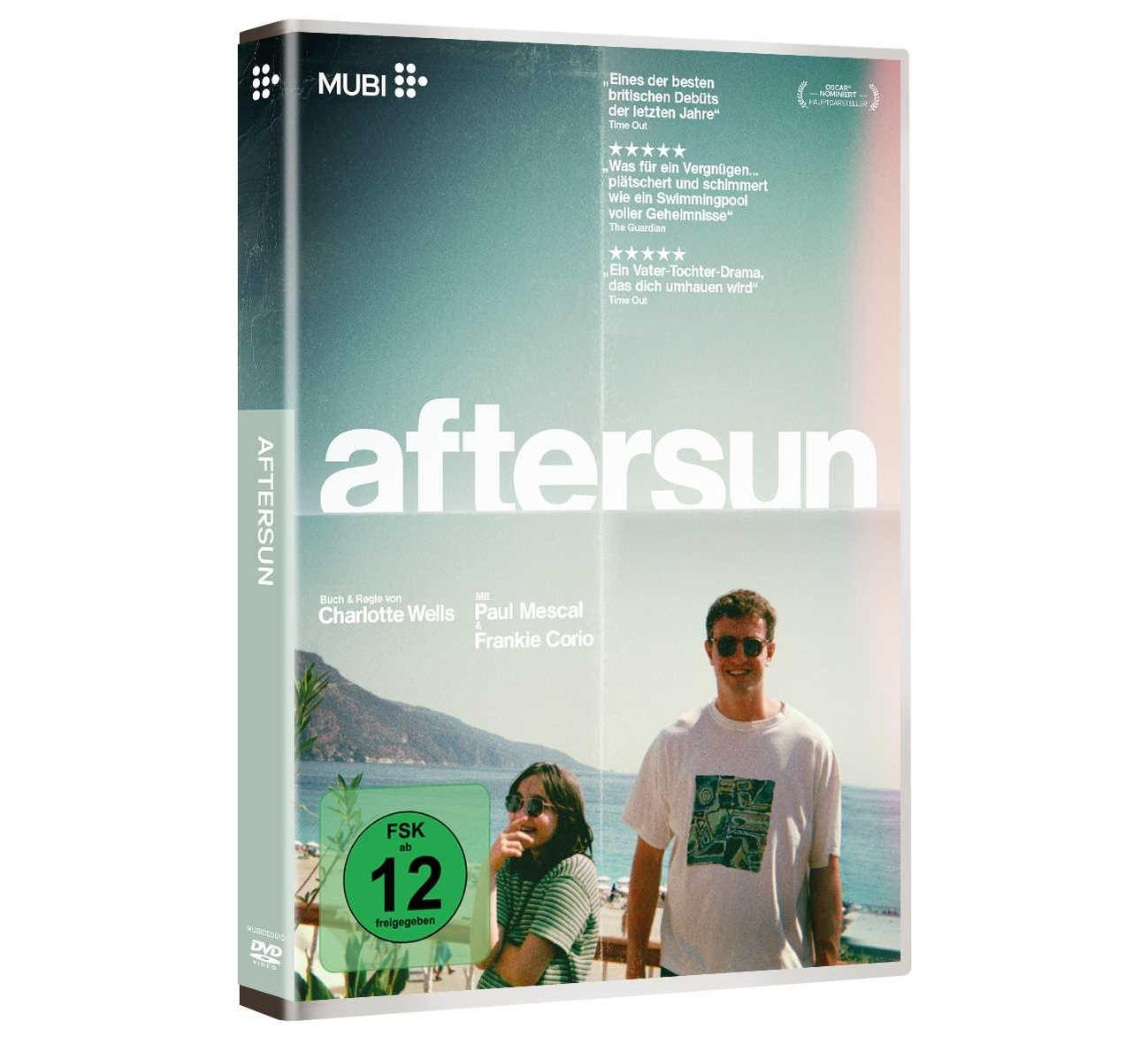 DVD-Cover für 'Aftersun'. Ein Mann und eine Frau stehen vor einem Gebäude. Der Filmtitel ist weiß.