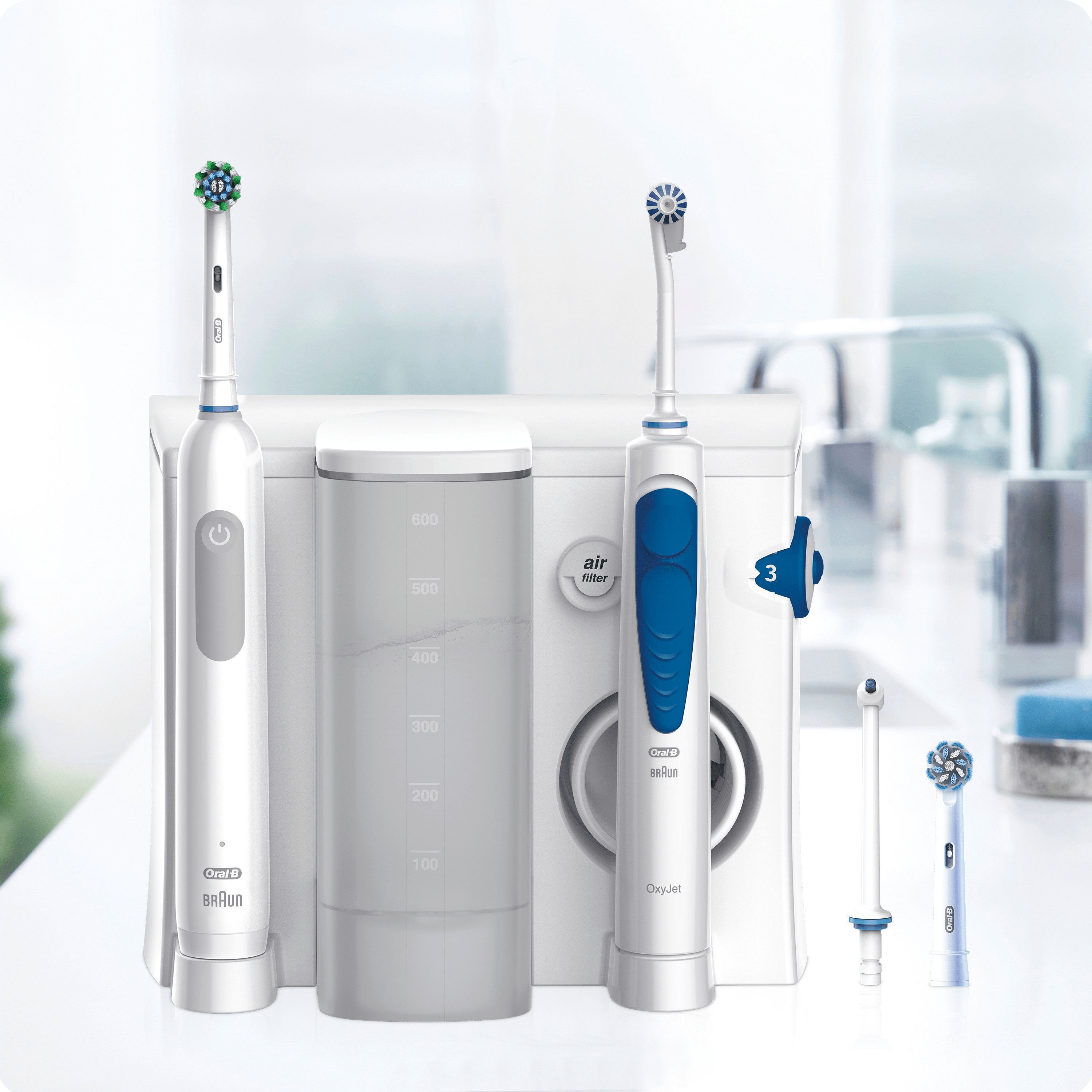 Oral-B Oxyjet Irrigator und Zahnbürsten-Set mit mehreren Bürstenköpfen.