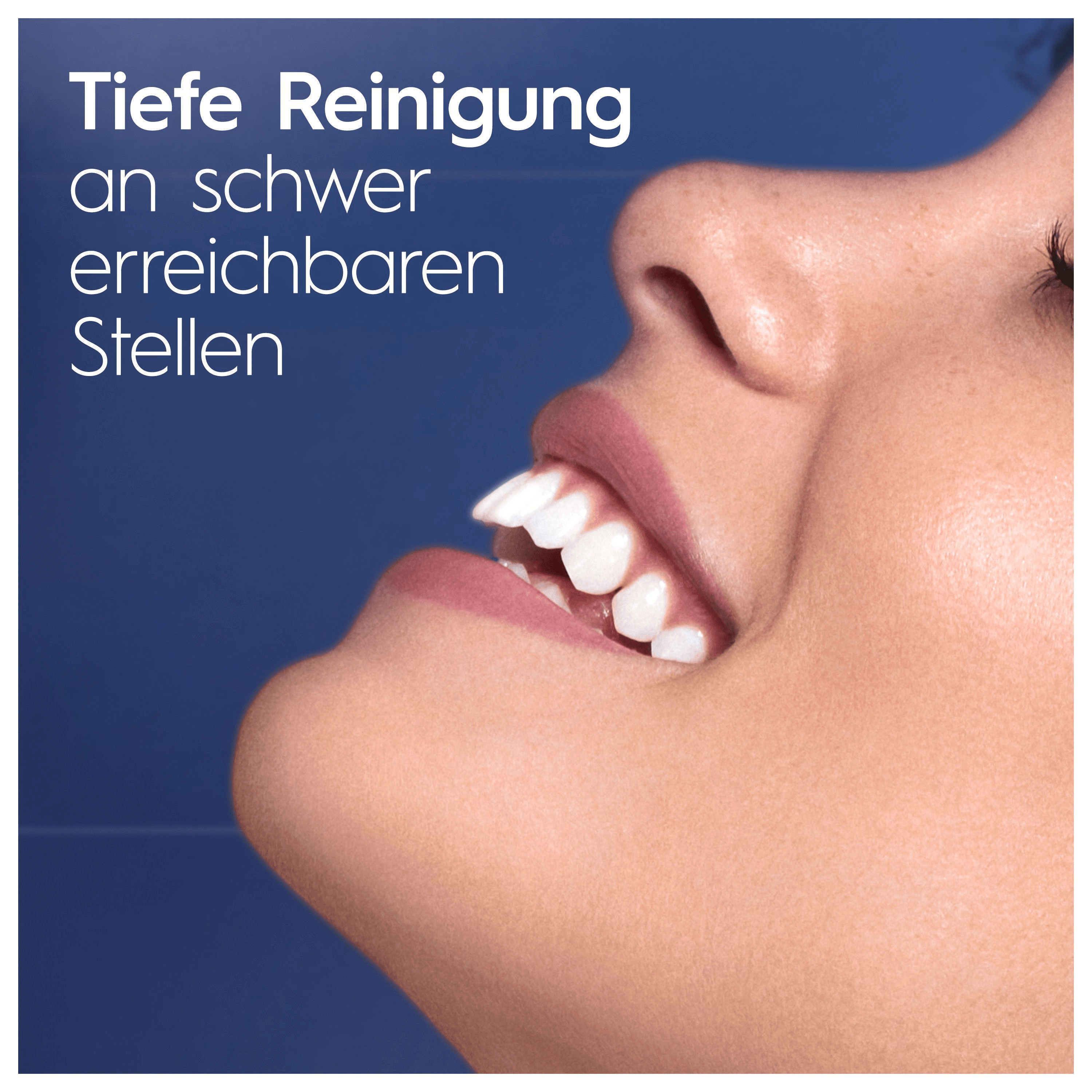 Nahaufnahme des Mundes und der Zähne einer Frau, mit weißem Text: Tiefenreinigung an schwer erreichbaren Stellen.