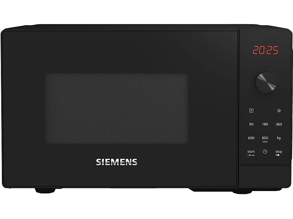 Schwarze Mikrowelle mit Digitalanzeige, die 20:25 anzeigt.