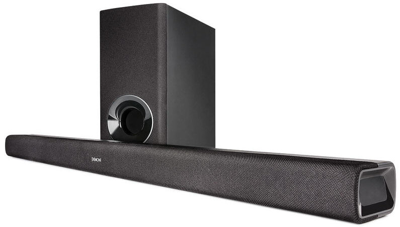 Czarny soundbar i subwoofer na białym tle. Soundbar ma nazwę marki Denon.