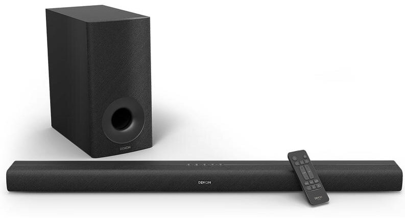 Czarny soundbar z subwooferem i pilotem. Białe tło. Marka Denon.