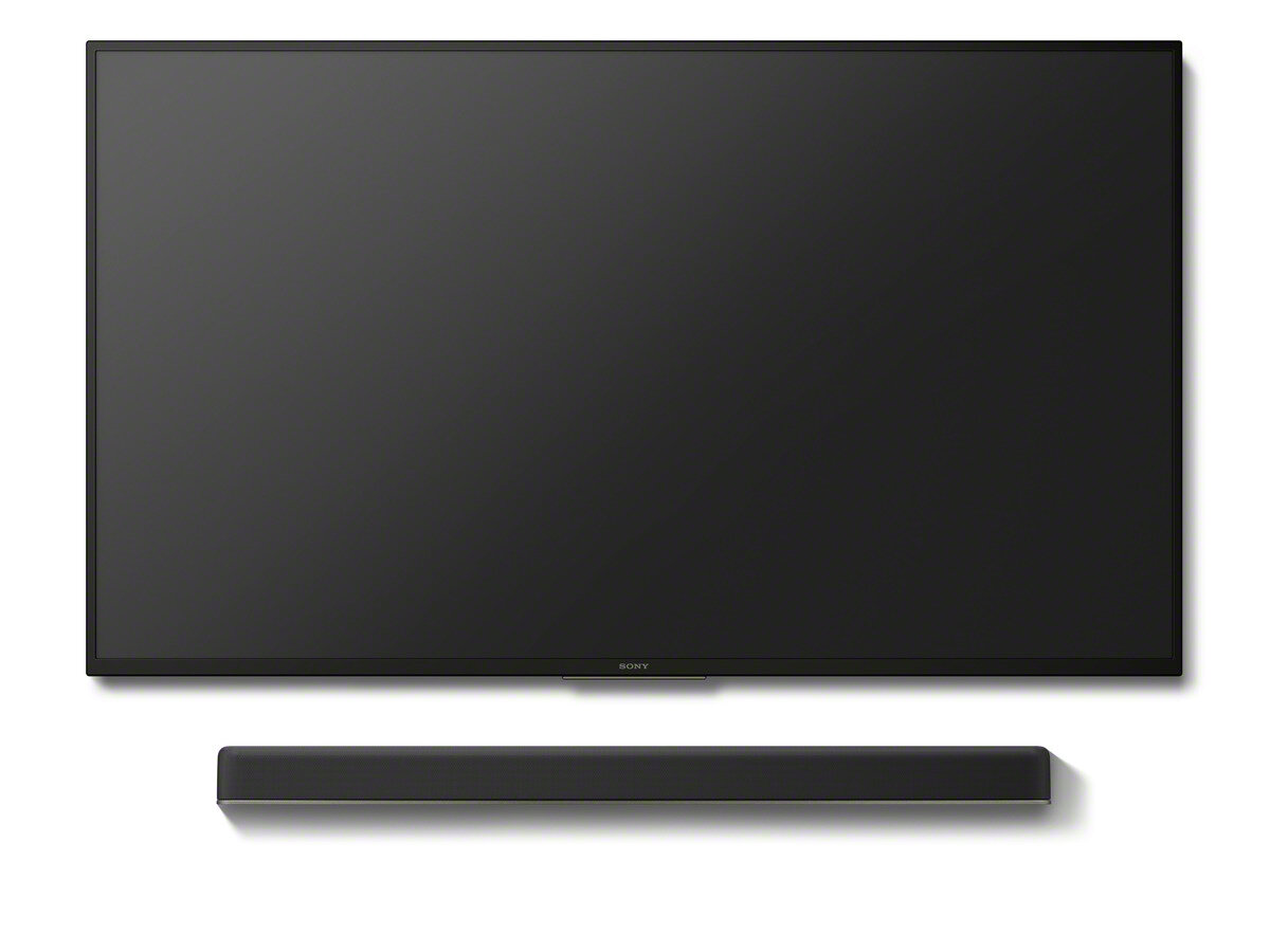 Czarny telewizor Sony i soundbar. Telewizor jest nad soundbarem. Białe tło.