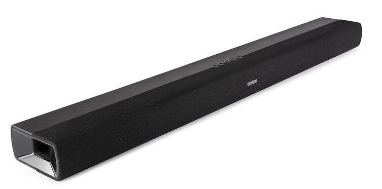 Czarny soundbar z logo Denon na białym tle. Widok pod kątem.