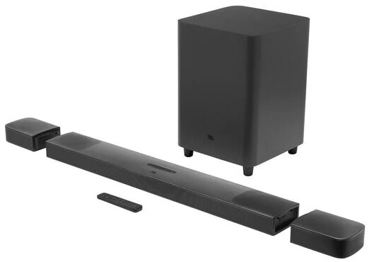 Czarny soundbar JBL z subwooferem i dwoma odłączanymi głośnikami na białym tle.