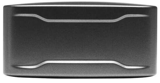 Szare metalowe urządzenie z zakrzywionymi krawędziami, prawdopodobnie część samochodu.