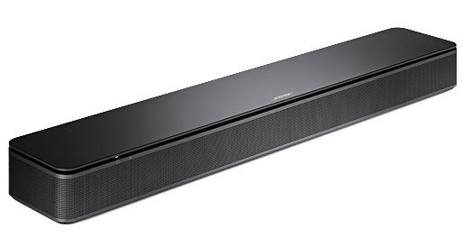 Czarny soundbar Bose na białym tle. Ma siatkowy przód i gładką górę. Widoczne jest logo Bose.