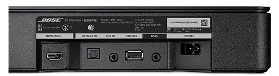 Widok z tyłu czarnego soundbara Bose. Posiada różne porty wejściowe i etykiety: HDMI, Optical In, Aux In, Service, Bass i Power.