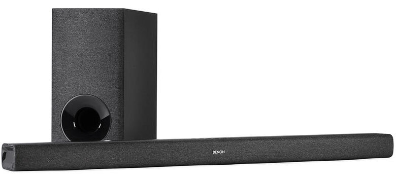 Czarny soundbar z subwooferem. Soundbar ma napis Denon. Białe tło.