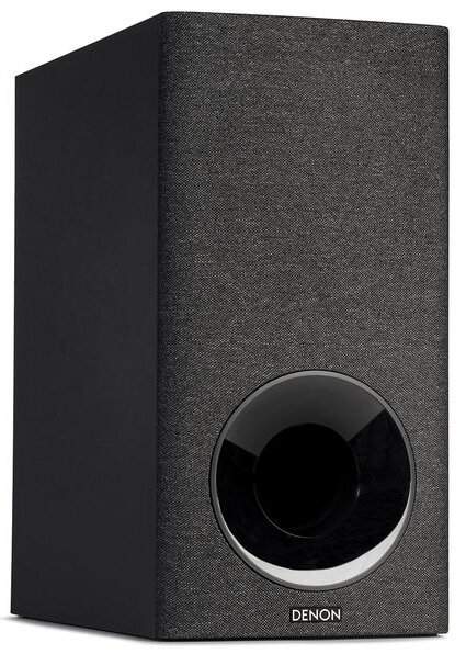 Czarny subwoofer Denon z zaokrąglonym otworem, widok z boku.