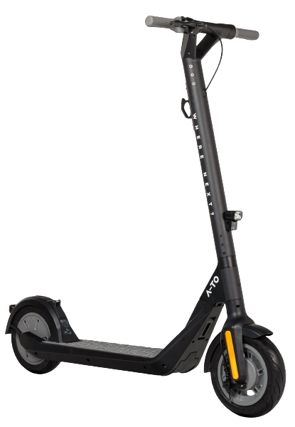 Schwarzer Elektroroller auf weißem Hintergrund.