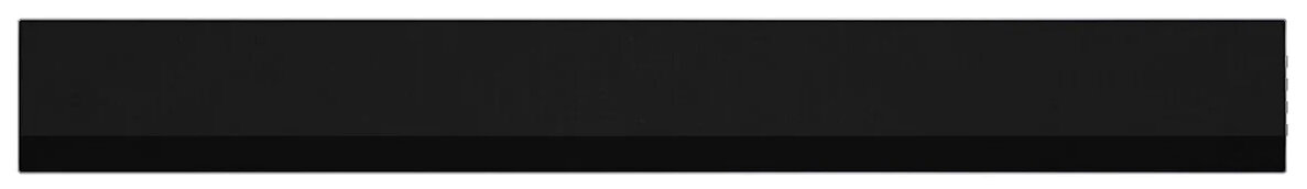 Czarny soundbar. Jest to długie, prostokątne urządzenie z lekko pochyloną przednią i dolną częścią.