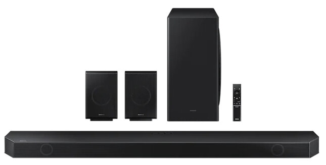 Czarny soundbar, dwa małe czarne głośniki, czarny subwoofer i pilot.