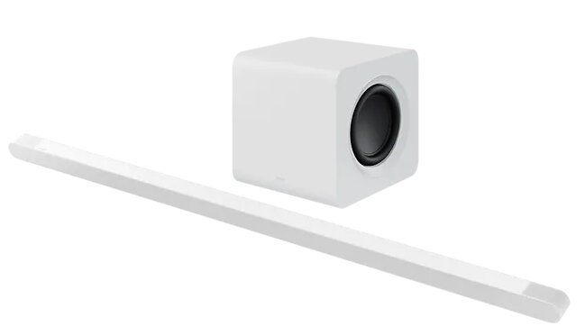 Biały soundbar z białym subwooferem, czarnym głośnikiem i białym tłem.