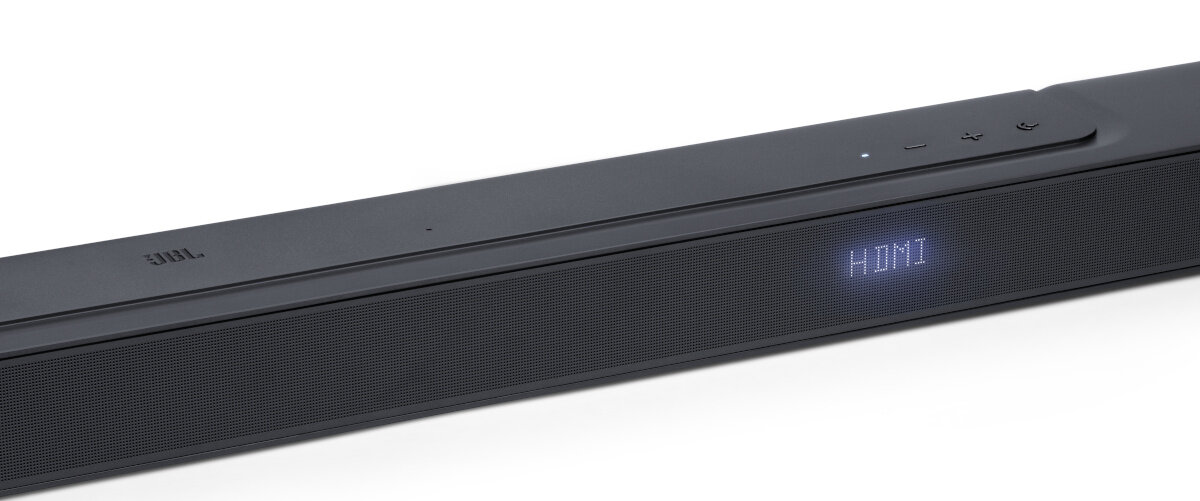 Czarny soundbar ze słowem HDMI wyświetlanym na niebiesko.