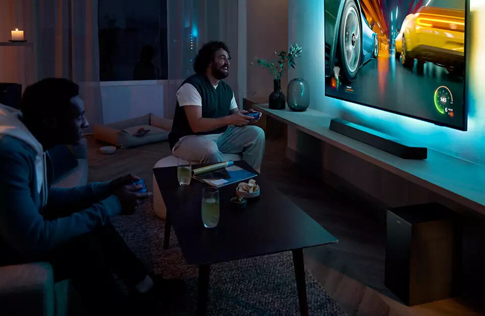 Ludzie grający w gry wideo w telewizji.